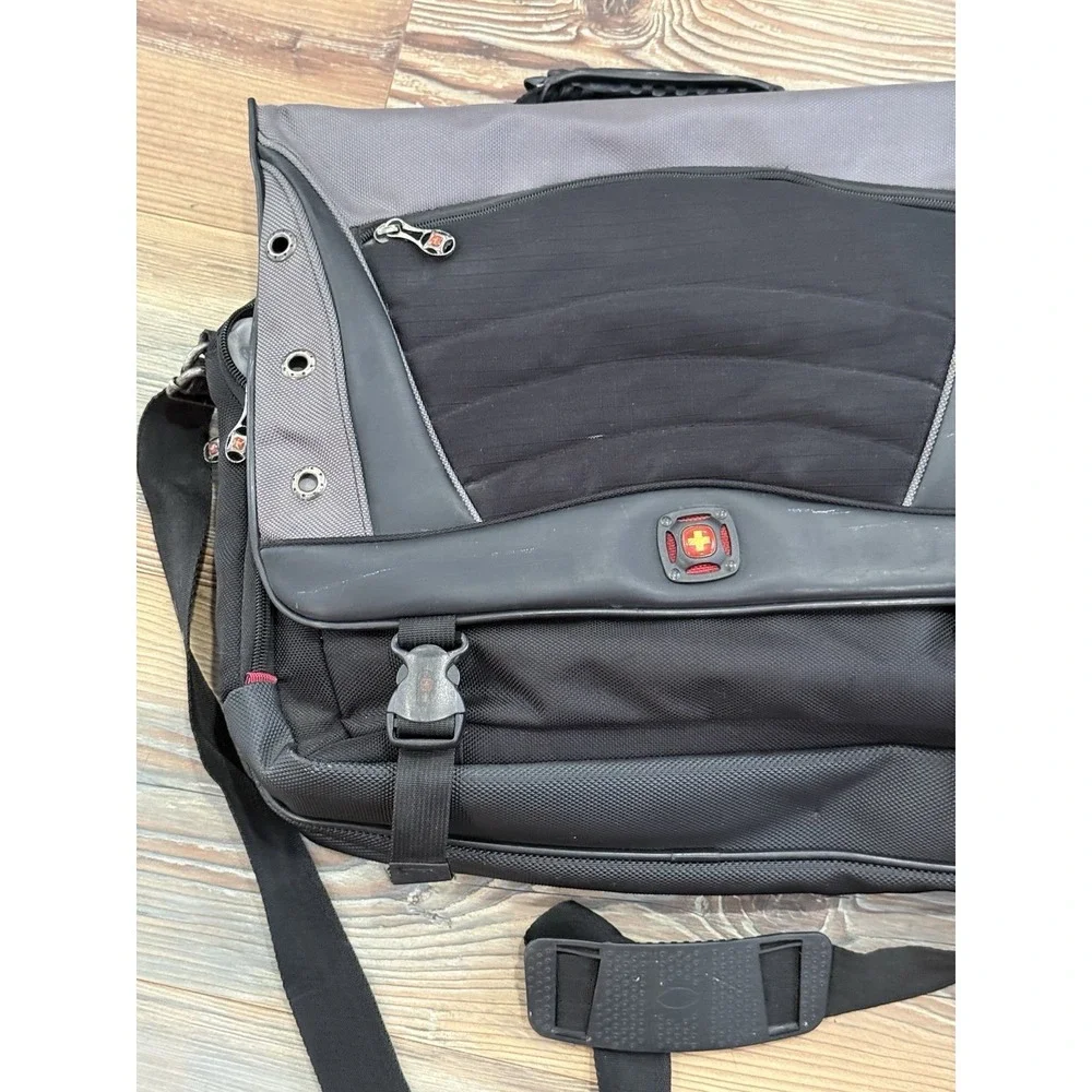 Swiss Gear Large Laptop Bag & Messenger 17x15x5 in With 14 Pockets.